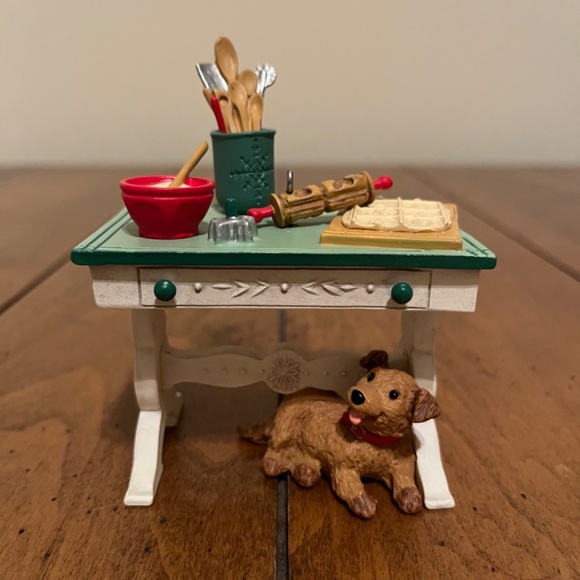 Hallmark Keepsake Mrs. Claus's Kitchen Table 2012 Limited Edition (REPAIRED) - Picture 7 of 14